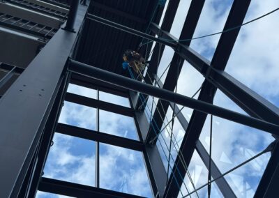Glasreinigung mit Seiltechnik in einem mehrstöckigen Gewerbeobjekt