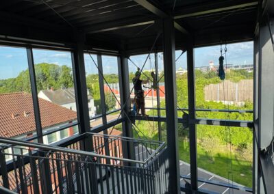 Reinigung von Glasflächen und Rahmenkonstruktionen in großer Höhe