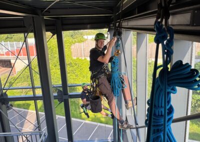 Spezialisten für Glas- und Fassadenreinigung bei der Arbeit